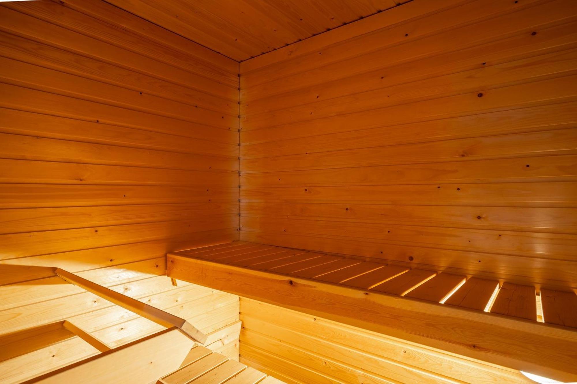 2 Bedroom With Sauna, Free Parking And Center Location *
