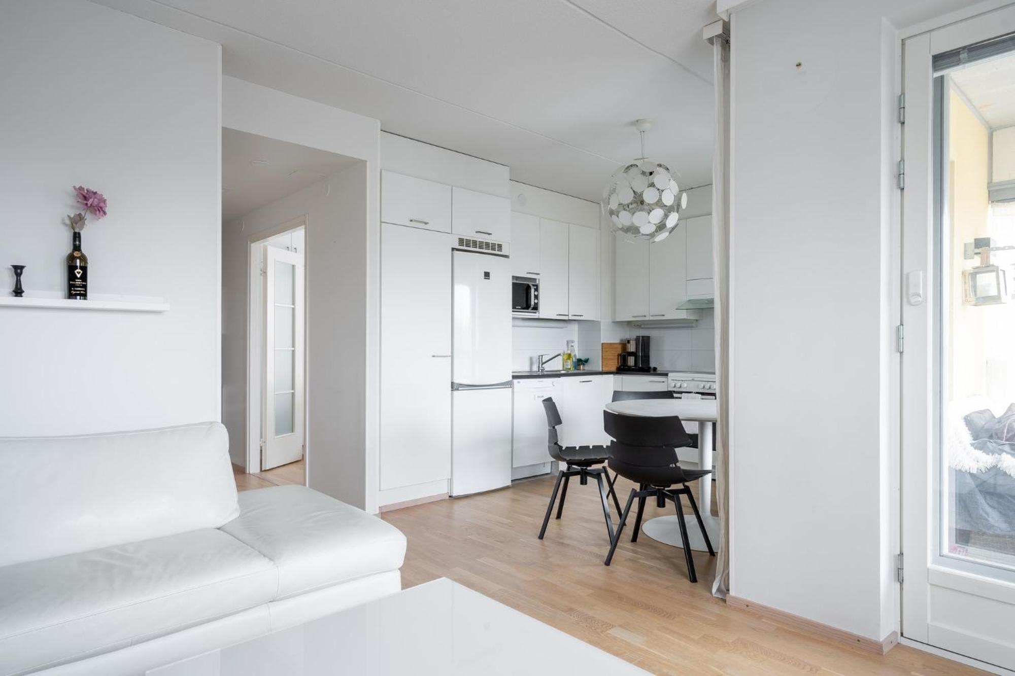 2 Bedroom With Sauna, Free Parking And Center Location *